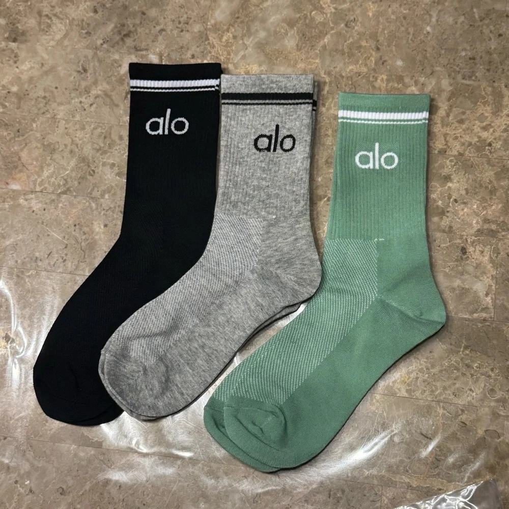New Women’s Alo Socks
New with tags in its packaging
3 pairs
Fits sizes 6-11 - Picture 1 of 4